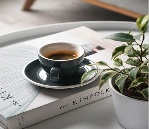 Espresso auf einem hellen Tisch
