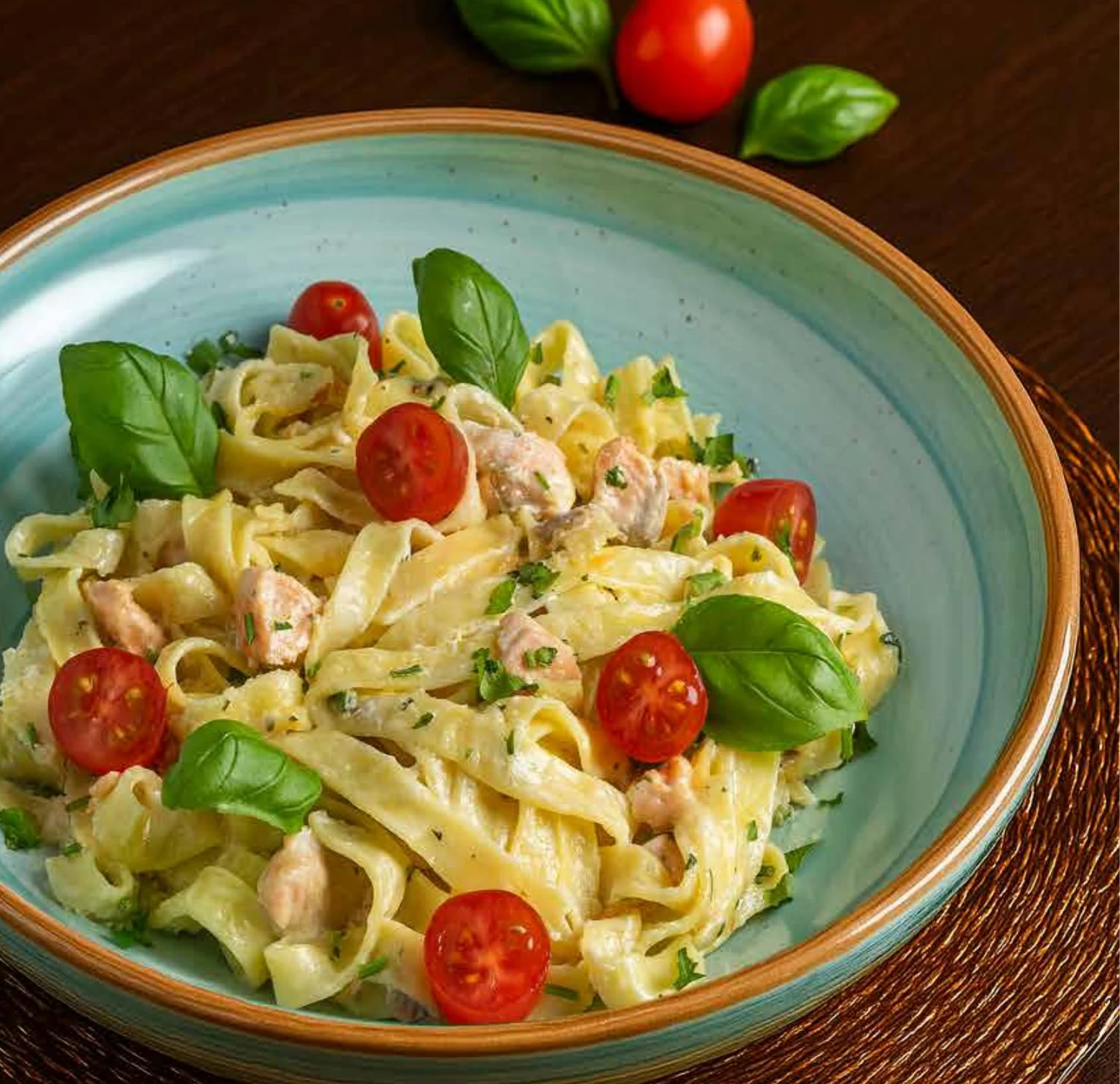 Cremige Tagliatelle mit Lachs und Tomaten