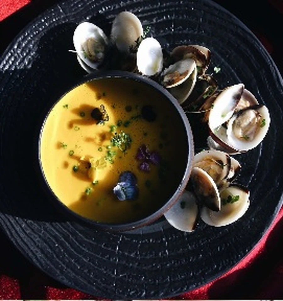 Suppe mit Muscheln als Vorspeise